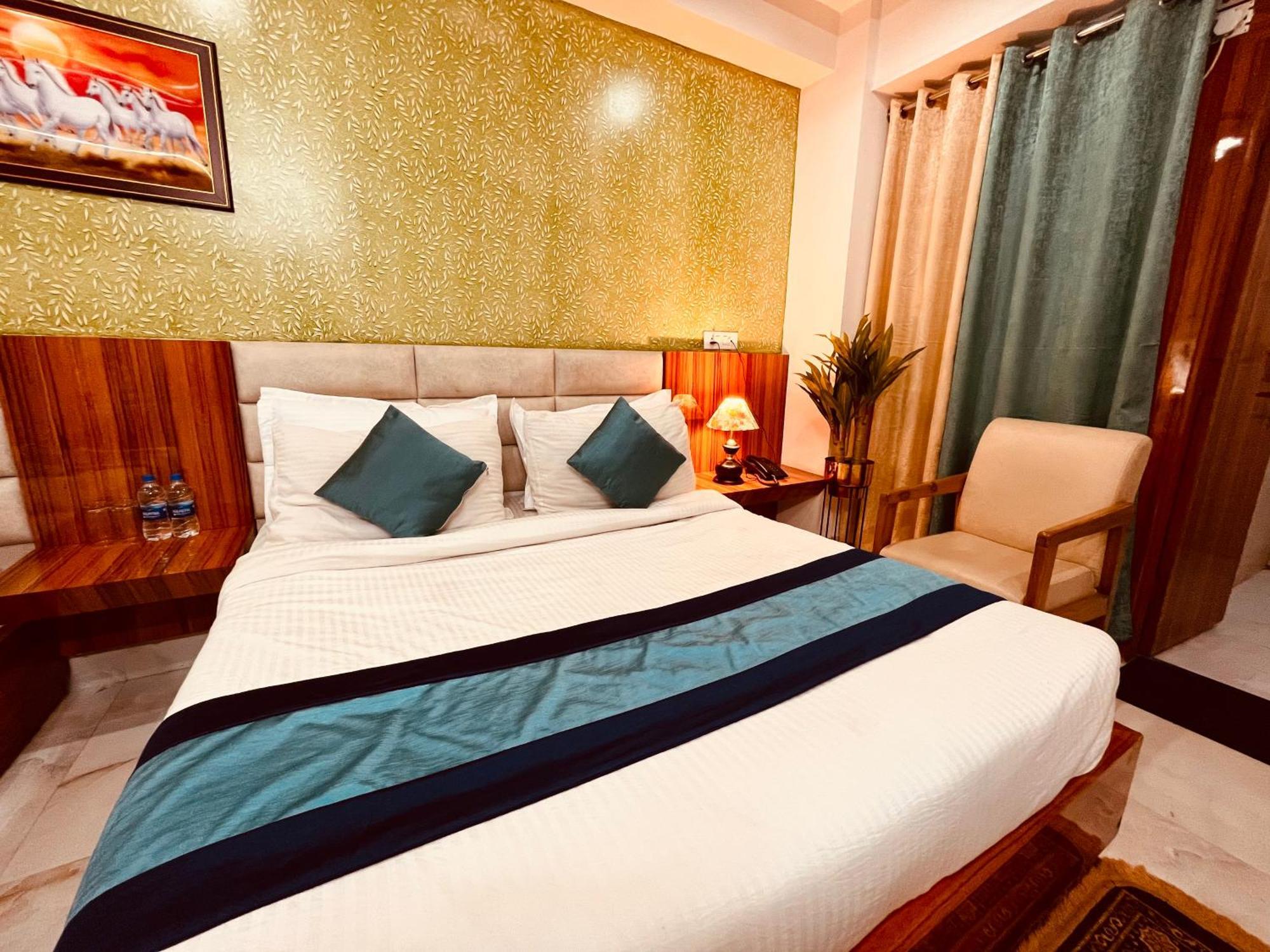 Hotel Golden Temple View By La Casa, Amritsar #Top Rated #Most Awarded #Swimming Pool #Prime Location #Luxury Rooms #Parking #Rooftop Cafe Exterior photo