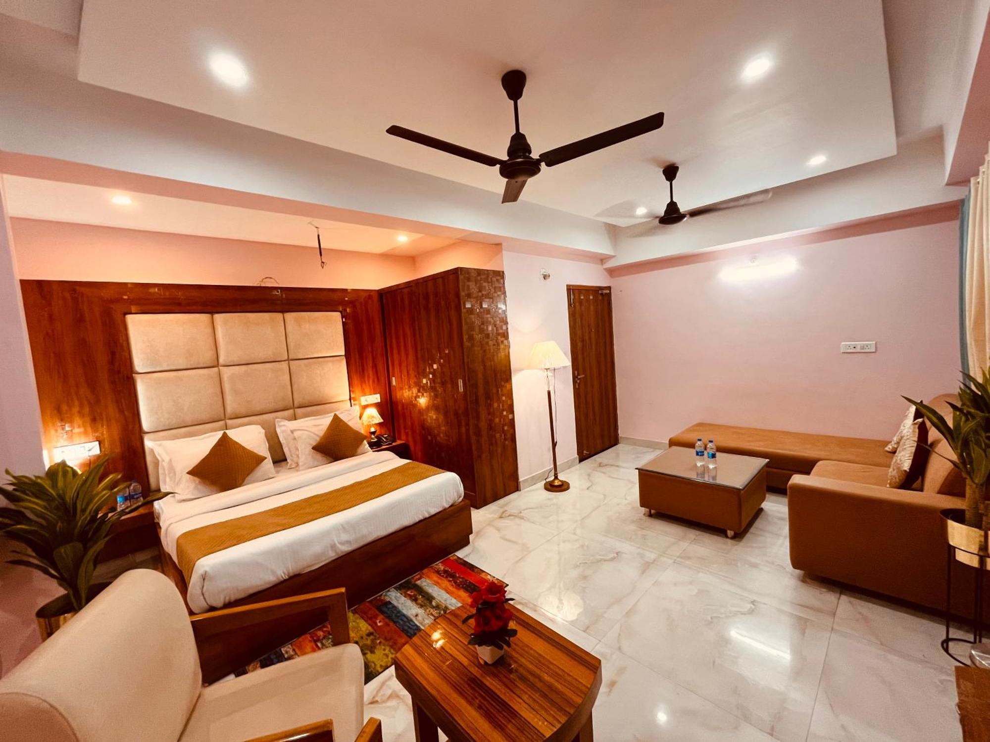 Hotel Golden Temple View By La Casa, Amritsar #Top Rated #Most Awarded #Swimming Pool #Prime Location #Luxury Rooms #Parking #Rooftop Cafe Exterior photo